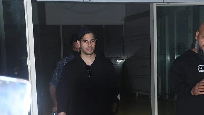 <div class="paragraphs"><p>Sidharth Malhotra & His Family Arrive at Jaisalmer For His Wedding. </p></div>