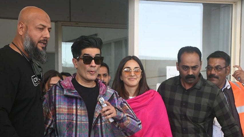 <div class="paragraphs"><p>Kiara Advani, Manish Malhotra arrive at Jalsalmer for her and Siddharth Malhotra's wedding.</p></div>