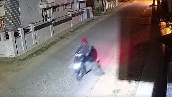 <div class="paragraphs"><p>In Karnataka's Hasan district, a 20-year-old man allegedly stabbed a delivery agent to death after he was unable to pay for the iPhone he ordered.</p></div>