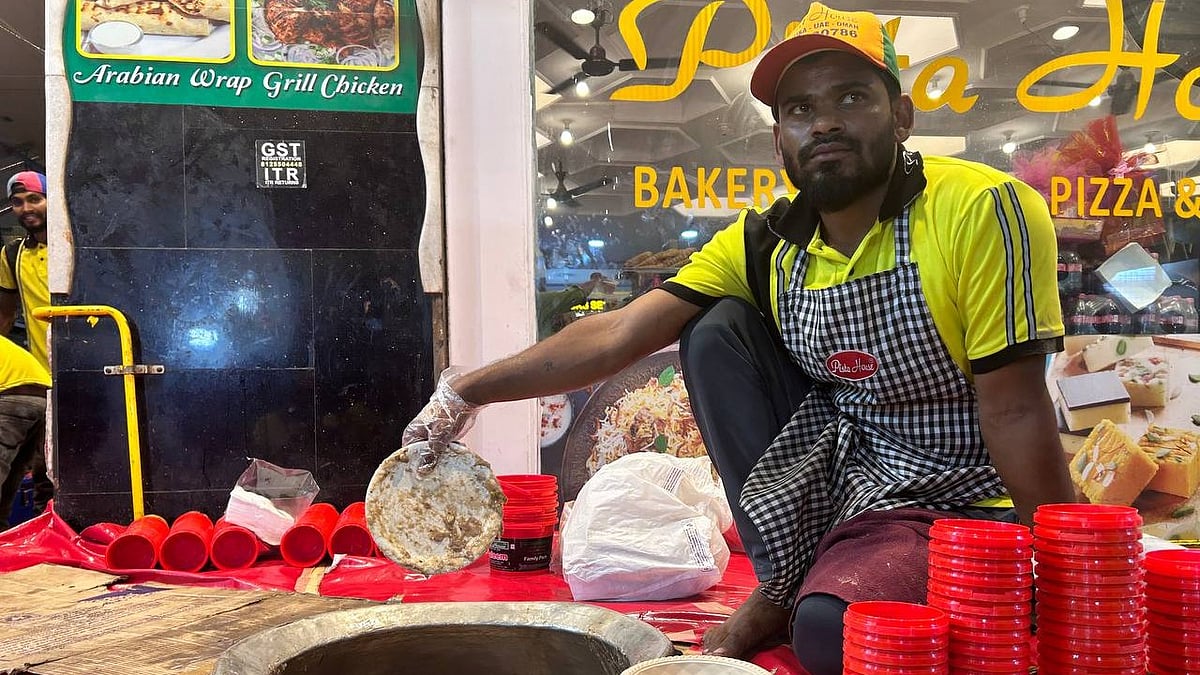 <div class="paragraphs"><p>A worker at hotel chain Pista House packing haleem on a busy Ramadan night, at Charminar.</p></div>