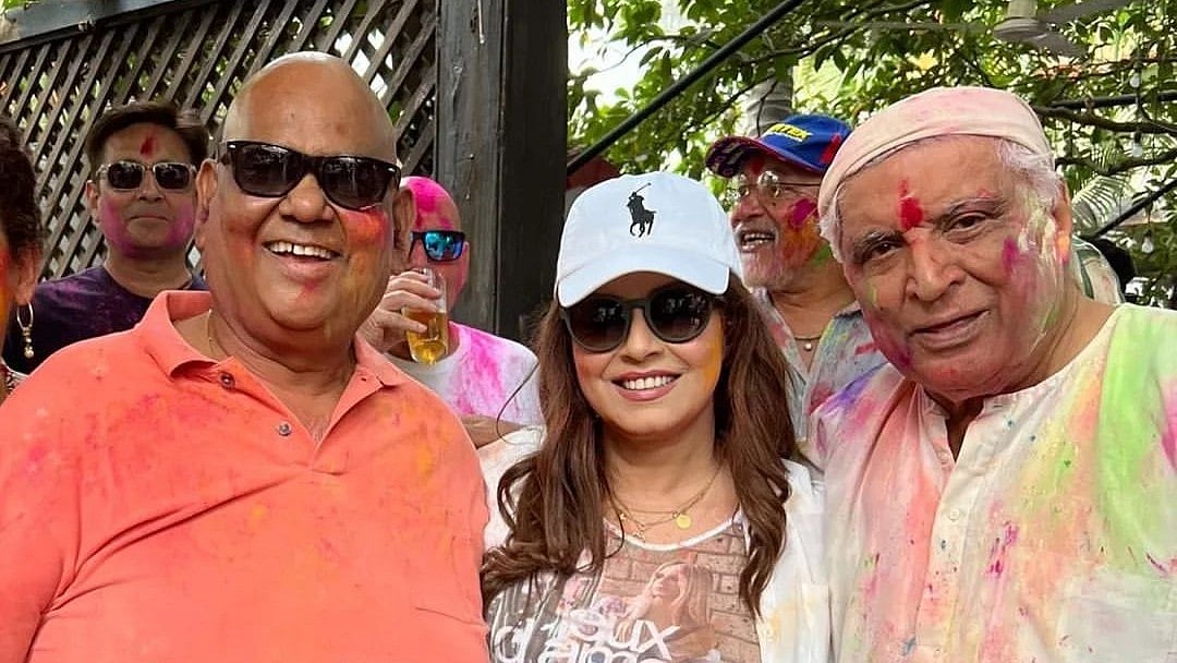 <div class="paragraphs"><p>Satish Kaushik, Richa Chadha, and Javed Akhtar celebrated Holi togther.</p></div>