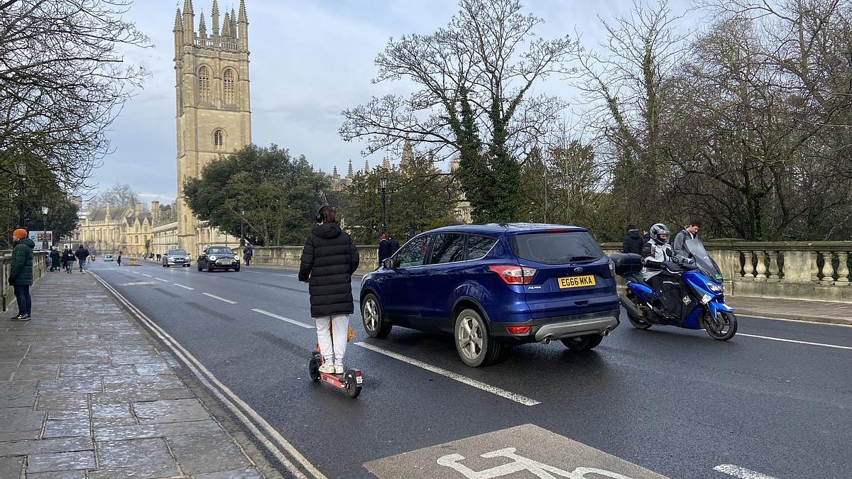 <div class="paragraphs"><p>The High Street entrance bridge in Oxford on a Sunday. </p></div>