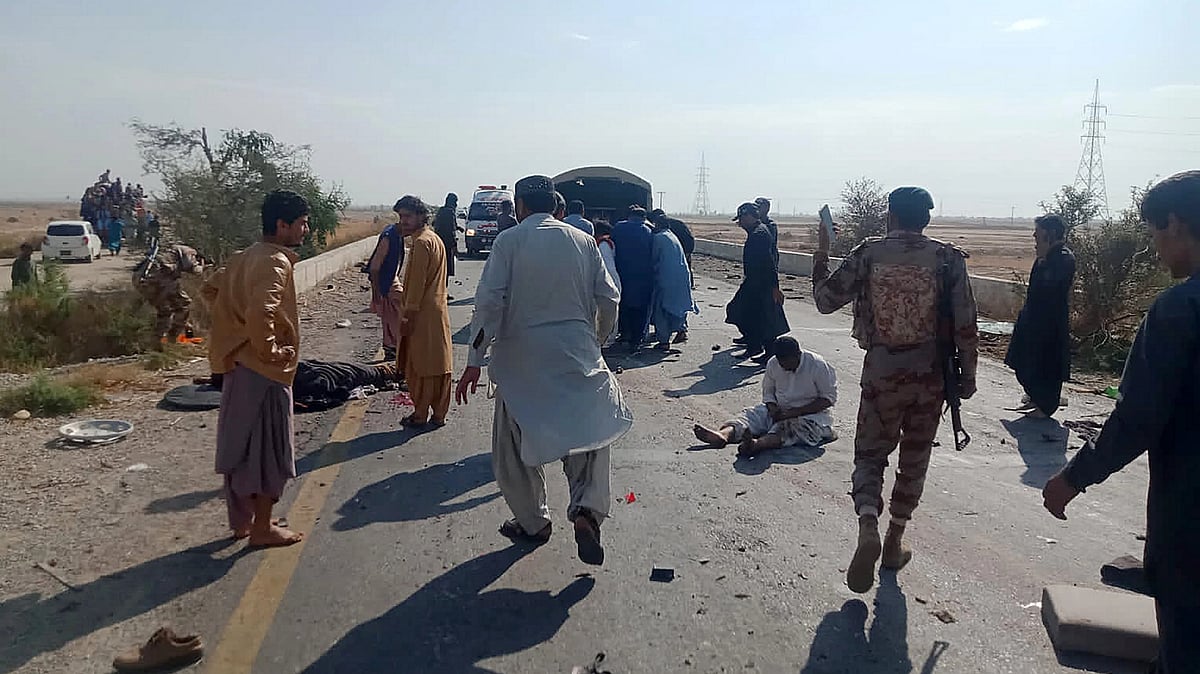 <div class="paragraphs"><p>Paramilitary soldiers and volunteers at the site of a suicide bombing in Pakistan's Balochistan province.</p></div>
