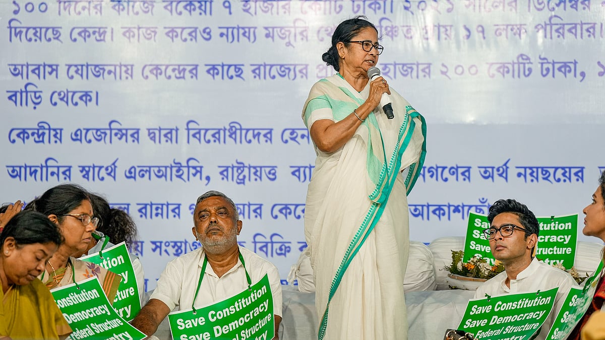 <div class="paragraphs"><p>West Bengal Chief Minister Mamata Banerjee with senior TMC leaders during a dharna against the central government on Wednesday, 29 March. </p></div>