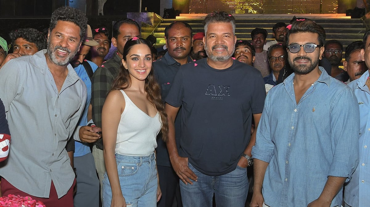 <div class="paragraphs"><p>Ram Charan celebrates early birthday on<em> RC15</em> sets.</p></div>
