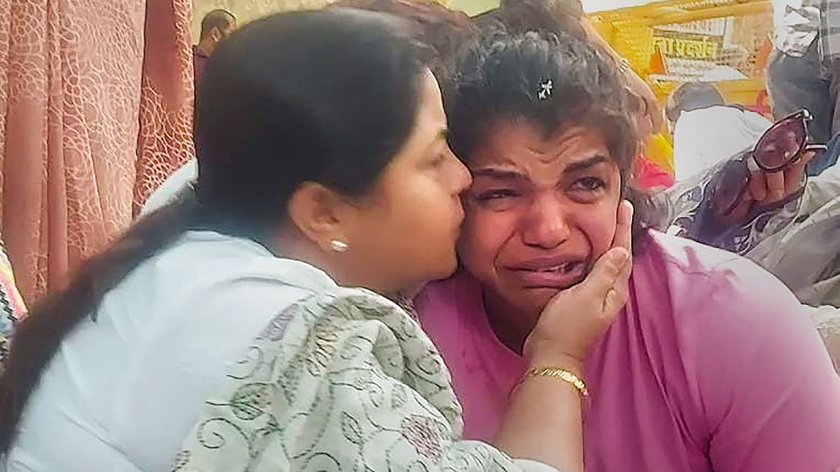 <div class="paragraphs"><p>Sakshi Malik breaks down while speaking to All India Mahila Congress President Netta D'Souza, at Jantar Mantar in New Delhi, Monday, April 24, 2023.</p></div>