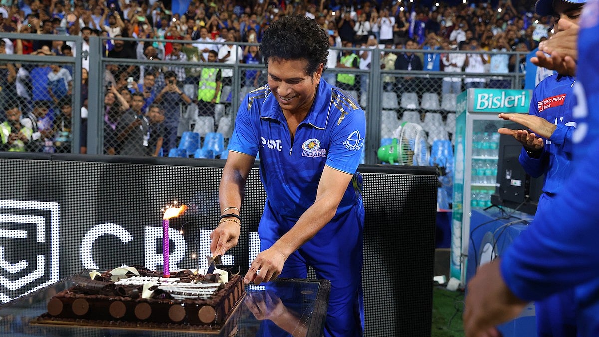<div class="paragraphs"><p>Sachin Tendulkar celebrates his birthday at the Wankhede Stadium during MI vs PBKS</p></div>