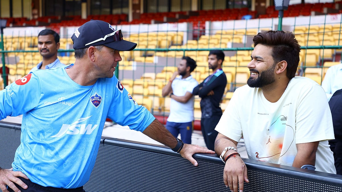 <div class="paragraphs"><p>Delhi Capitals' Head Coach Ricky Ponting speaks to Rishabh Pant</p></div>