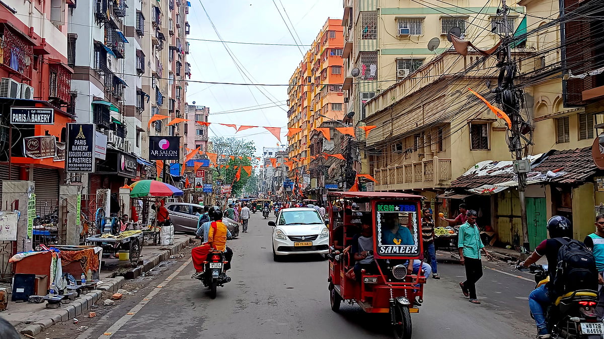 <div class="paragraphs"><p>Violence broke out in West Bengal's Howrah between two communities during a Ram Navami procession, organised by right-wing organisation Vishva Hindu Parishad (VHP).</p></div>