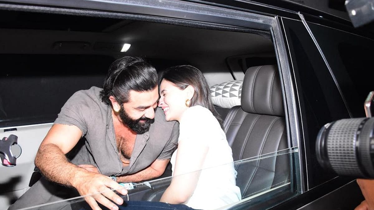 <div class="paragraphs"><p>Alia Bhatt and Ranbir Kapoor celebrated their first anniversary on Friday, 14 April.</p></div>