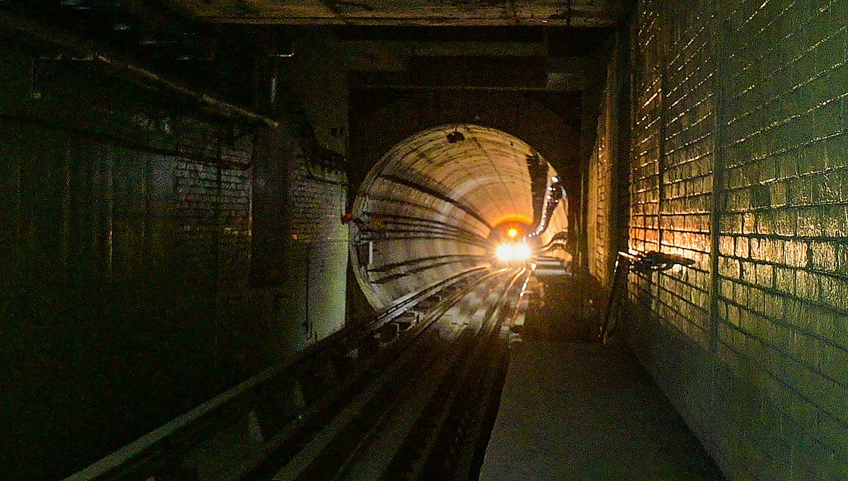 <div class="paragraphs"><p>A Kolkata metro rake running through a tunnel under the Hooghly river on Wednesday, 11 April.</p></div>