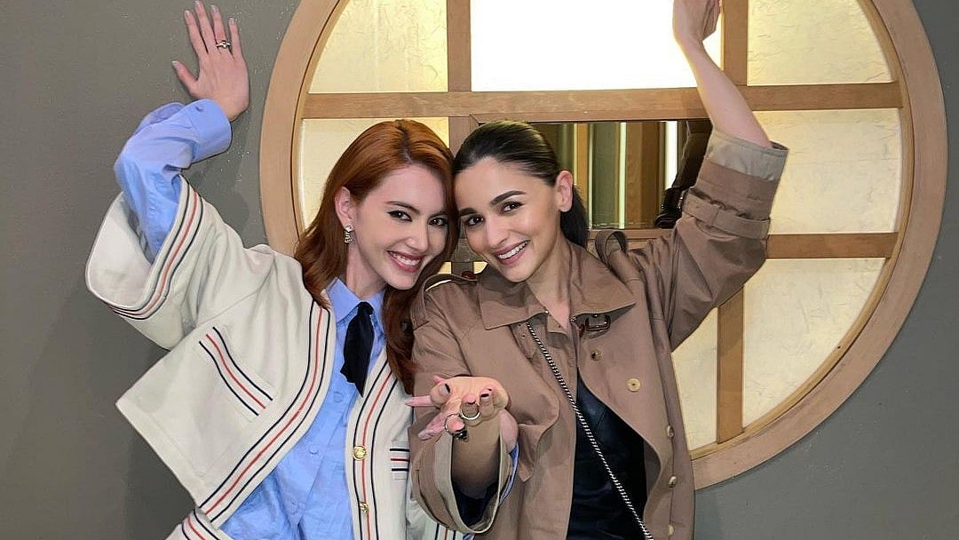 <div class="paragraphs"><p>Alia Bhatt shares postcard worthy pictures with Thai star Davikah Hoorne.</p></div>