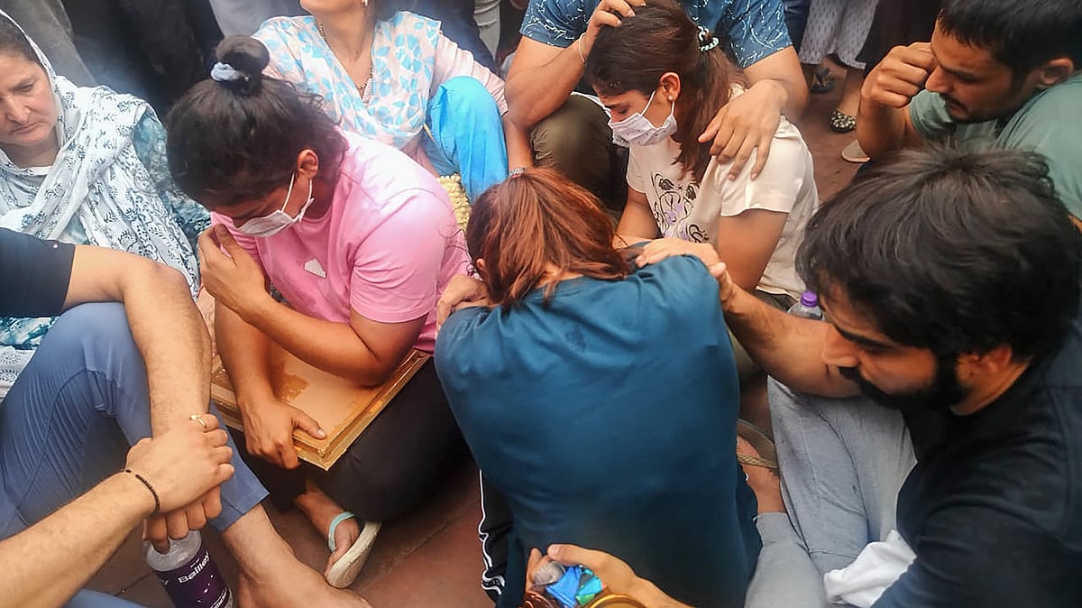 <div class="paragraphs"><p>Protesting wrestlers sitting at Har ki Pauri in Haridwar on Tuesday, 30 May.</p></div>