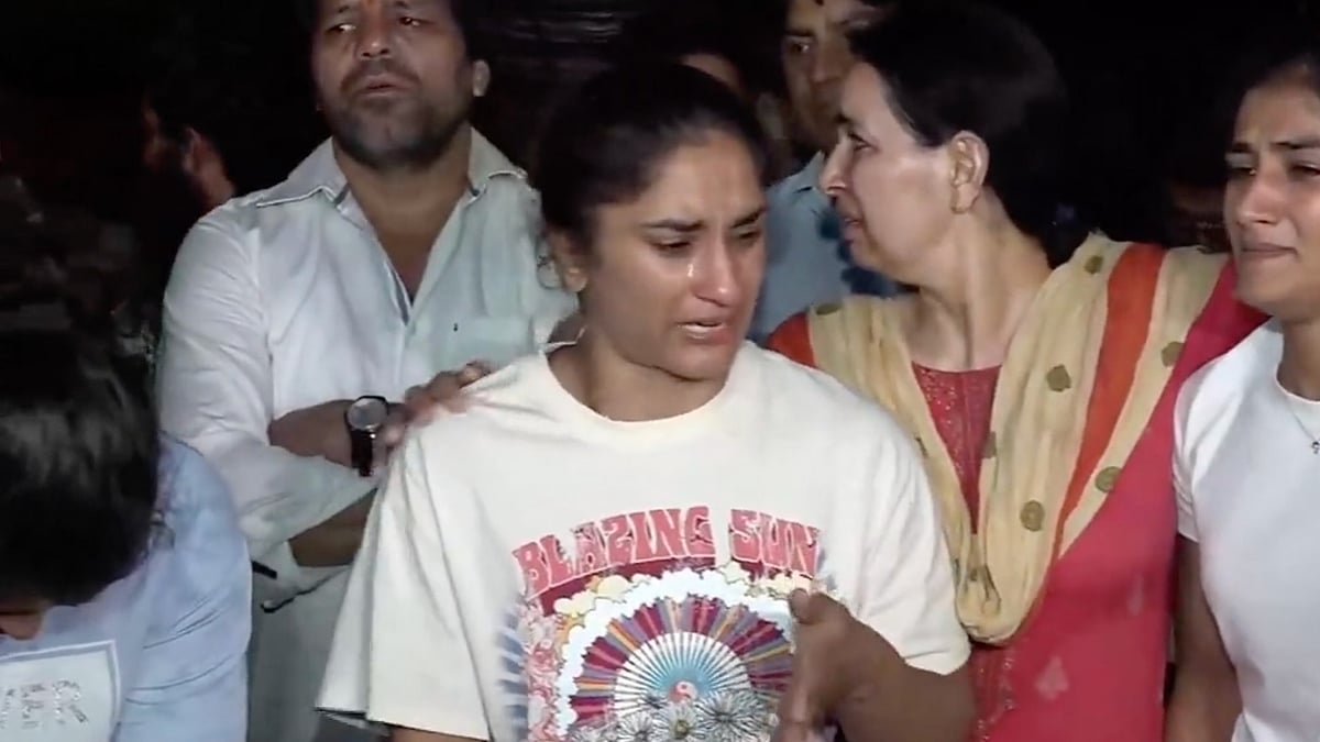 <div class="paragraphs"><p>Scuffle broke out between protesting wrestlers and Delhi Police officials on Wednesday night at Jantar Mantar.</p></div>