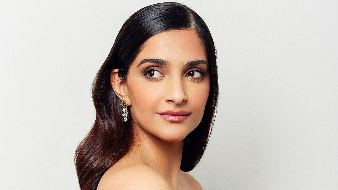 <div class="paragraphs"><p>Sonam Kapoor Greets Audience With 'Namaste' at Coronation Concert</p></div>