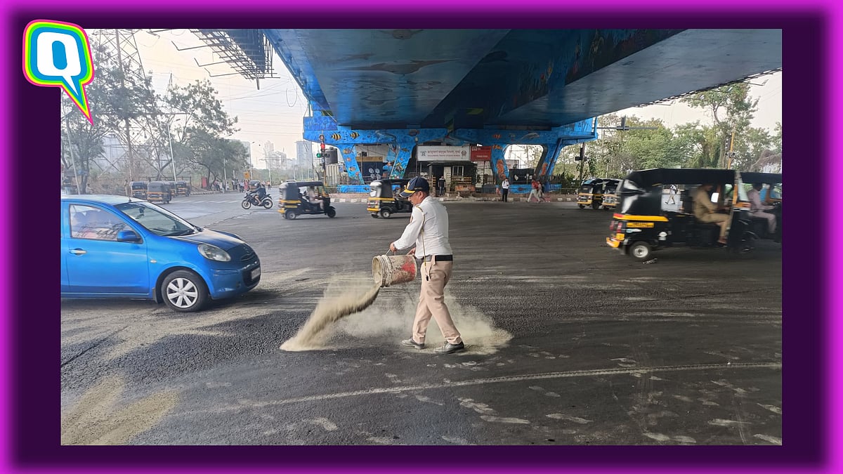 <div class="paragraphs"><p>A Mumbai traffic policeman's considerate gesture is being lauded on the internet.</p></div>