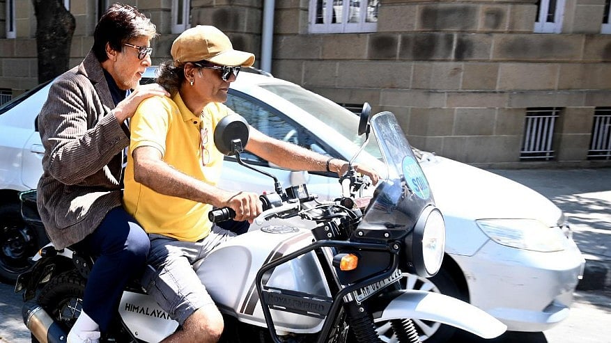 <div class="paragraphs"><p>Amitabh Bachchan Takes a Bike Ride From a Stranger to Work Place; See Pic</p></div>