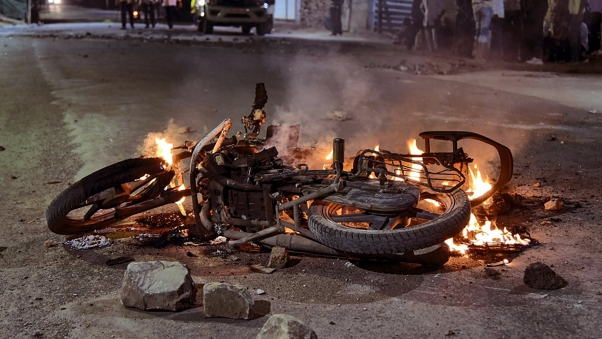 <div class="paragraphs"><p>A vehicle set on fire by miscreants during clashes between members of two communities over a social media post, in Akola, Maharashtra, Saturday, 13 May.</p></div>