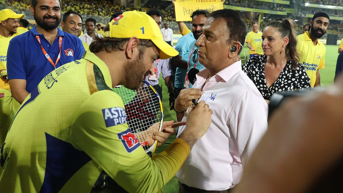 <div class="paragraphs"><p>IPL 2023: MS Dhoni gives an autograph to Sunil Gavaskar.</p></div>