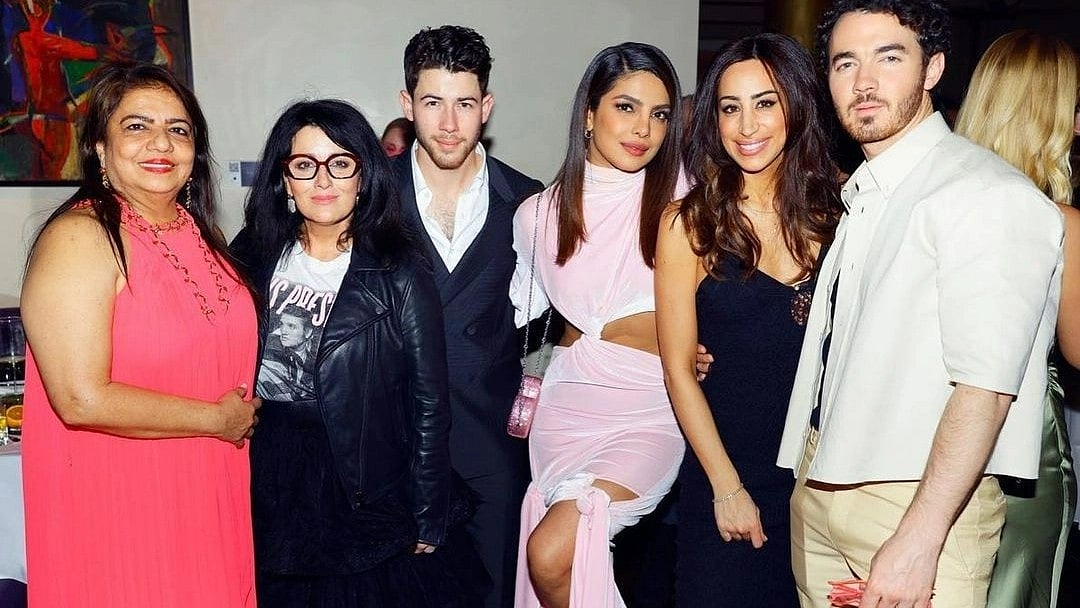 <div class="paragraphs"><p>Nick Jonas with his family. </p></div>