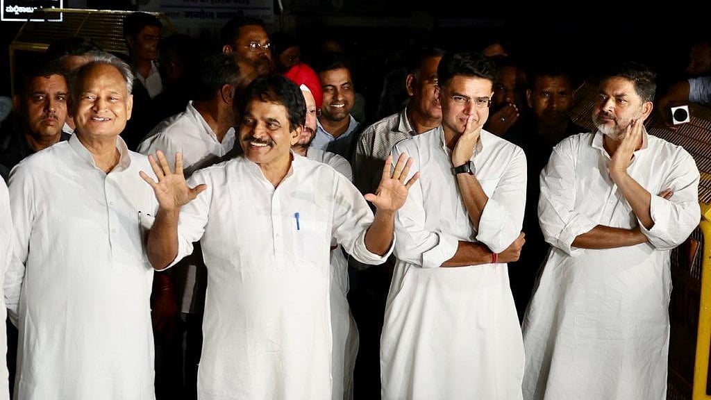 <div class="paragraphs"><p>After Peace 'Proposal', Ashok Gehlot, Sachin Pilot Leave Fate to Congress Command</p></div>