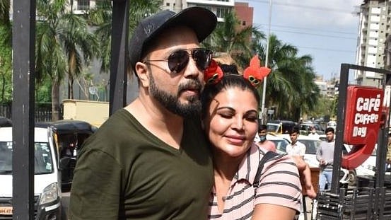 <div class="paragraphs"><p>Bombay High Court quashes Rakhi Sawant's kiss case against Mika Singh.</p></div>