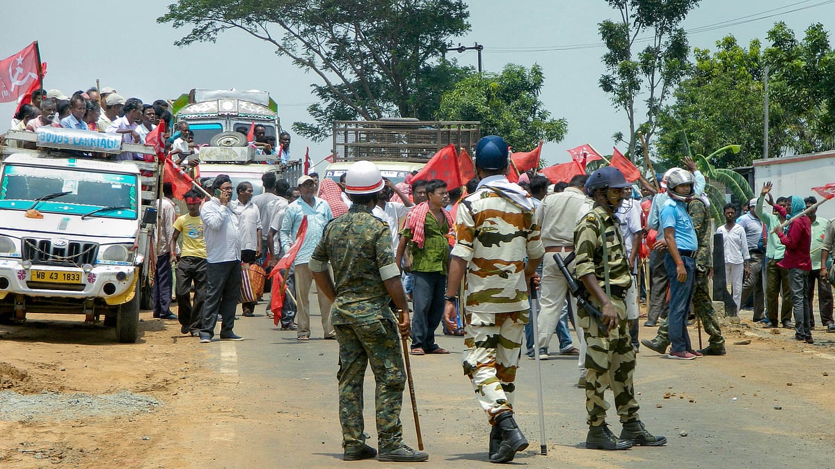 <div class="paragraphs"><p>Security personnel arrive following clashes between CPI(M) and TMC workers on Monday, 12 June, in West Bengal's Burdwan district during the filing of nominations for the 2023 panchayat elections.</p></div>