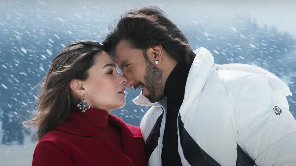 <div class="paragraphs"><p>Alia and Ranveer in a still from<em>&nbsp;<a href="https://www.thequint.com/entertainment/bollywood/rocky-aur-rani-ki-prem-kahaani-karam-johar-unveils-alia-bhatt-and-ranveer-singhs-first-look">Rocky Aur Rani Ki Prem Kahaani</a>.</em></p></div>