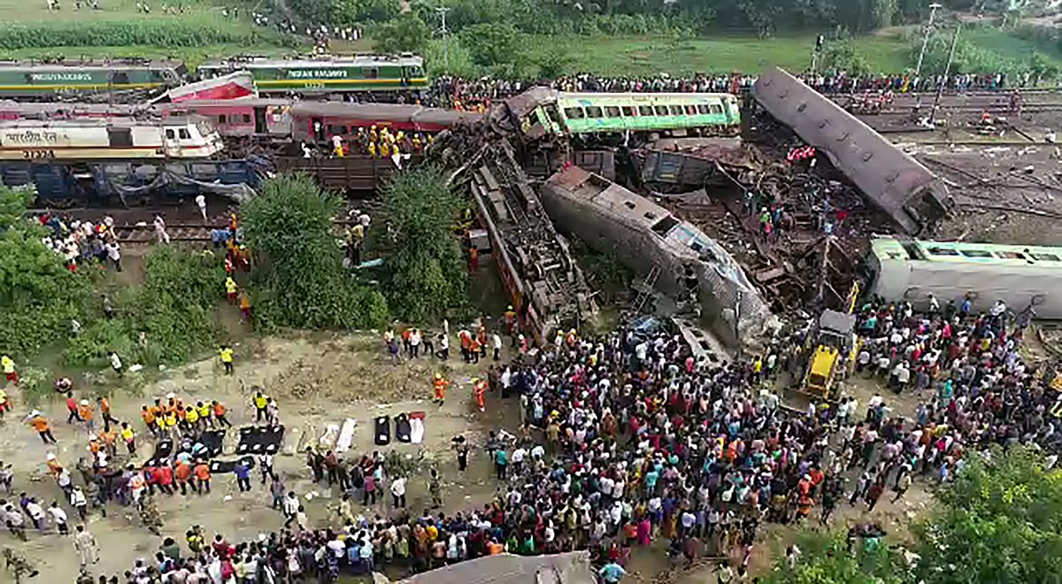 <div class="paragraphs"><p>Resucue work underway after an accident involving Coromandel Express, Bengaluru-Howrah Express and a goods train, in Balasore district.</p></div>