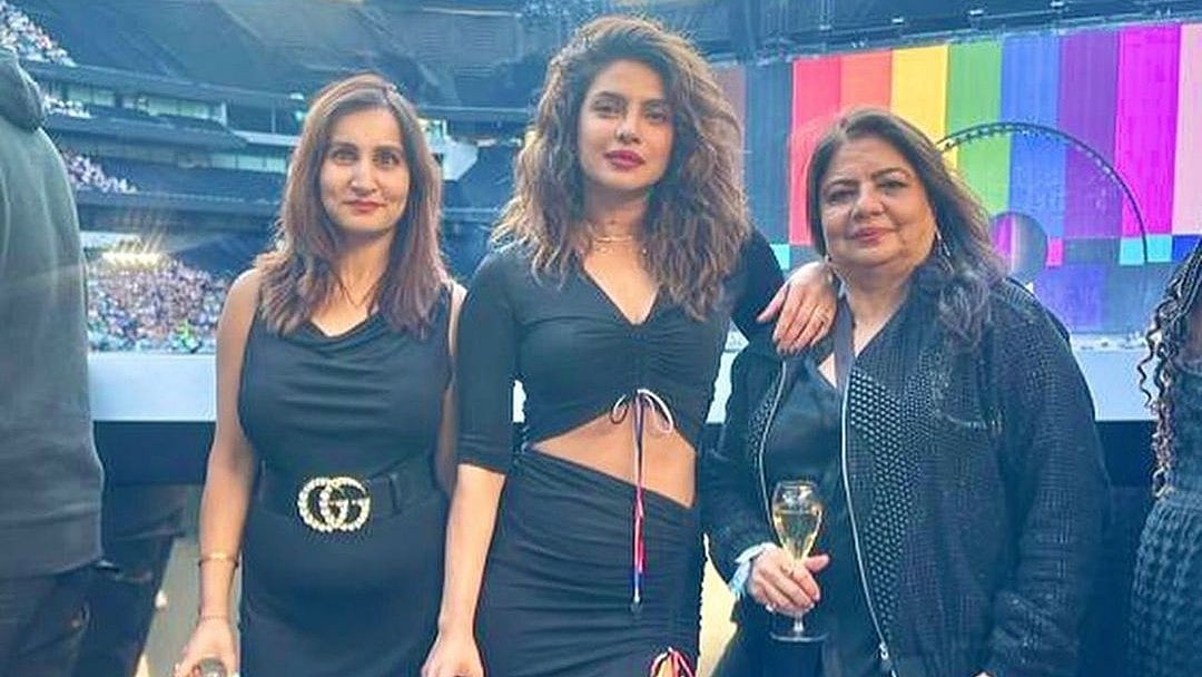 <div class="paragraphs"><p>Priyanka Chopra &amp; Mom Madhu Chopra Have a Fun Time at Beyonce Concert</p></div>