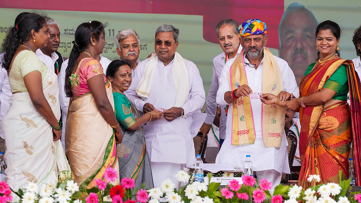 <div class="paragraphs"><p>Karnataka CM Siddaramaiah and Deputy CM DK Shivakumar distributing replicas of smart cards to women while flagging off the Shakti scheme in Bengaluru on Sunday, 11 June. </p></div>