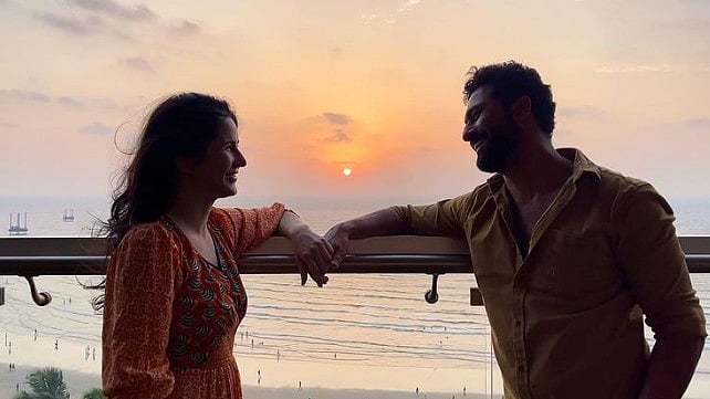 <div class="paragraphs"><p>Katrina Kaif and Vicky Kaushal enjoy a romantic sunset together.</p></div>