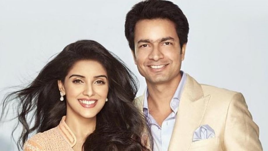 <div class="paragraphs"><p>Asin reacts to divorce rumours with husband Rahul Sharma.</p></div>