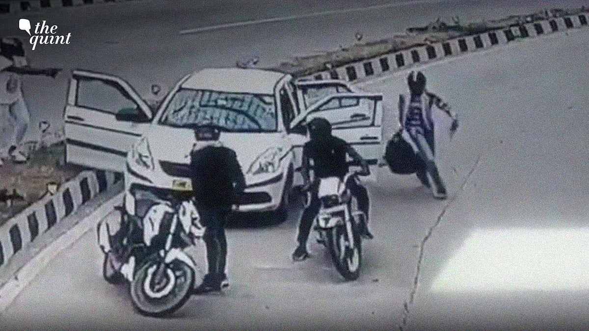 <div class="paragraphs"><p>A delivery agent and his associate were allegedly robbed of Rs two lakh at gun-point by four masked men inside Delhi's Pragati Maidan tunnel on Saturday, 24 June.</p></div>