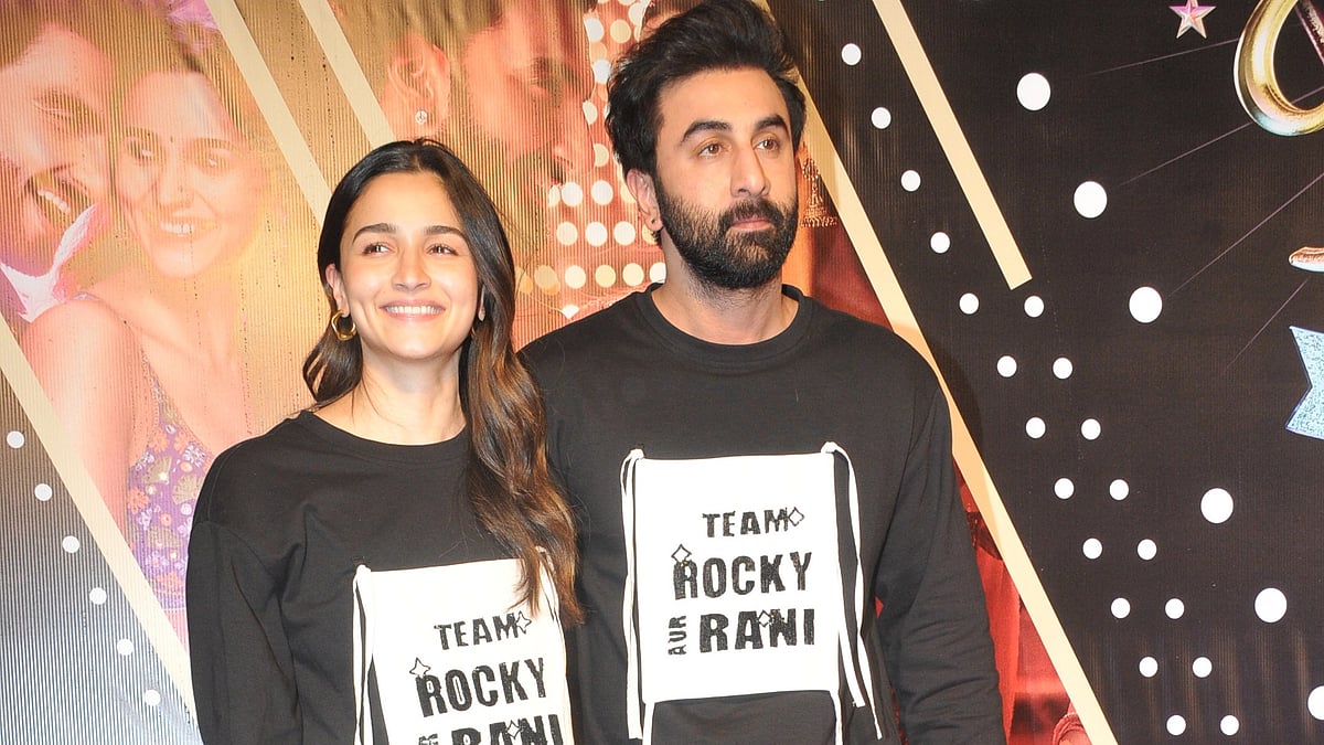 <div class="paragraphs"><p>Pics: Ranbir & Alia Turn Heads at 'Rocky Aur Rani Kii Prem Kahaani' Premiere</p></div>