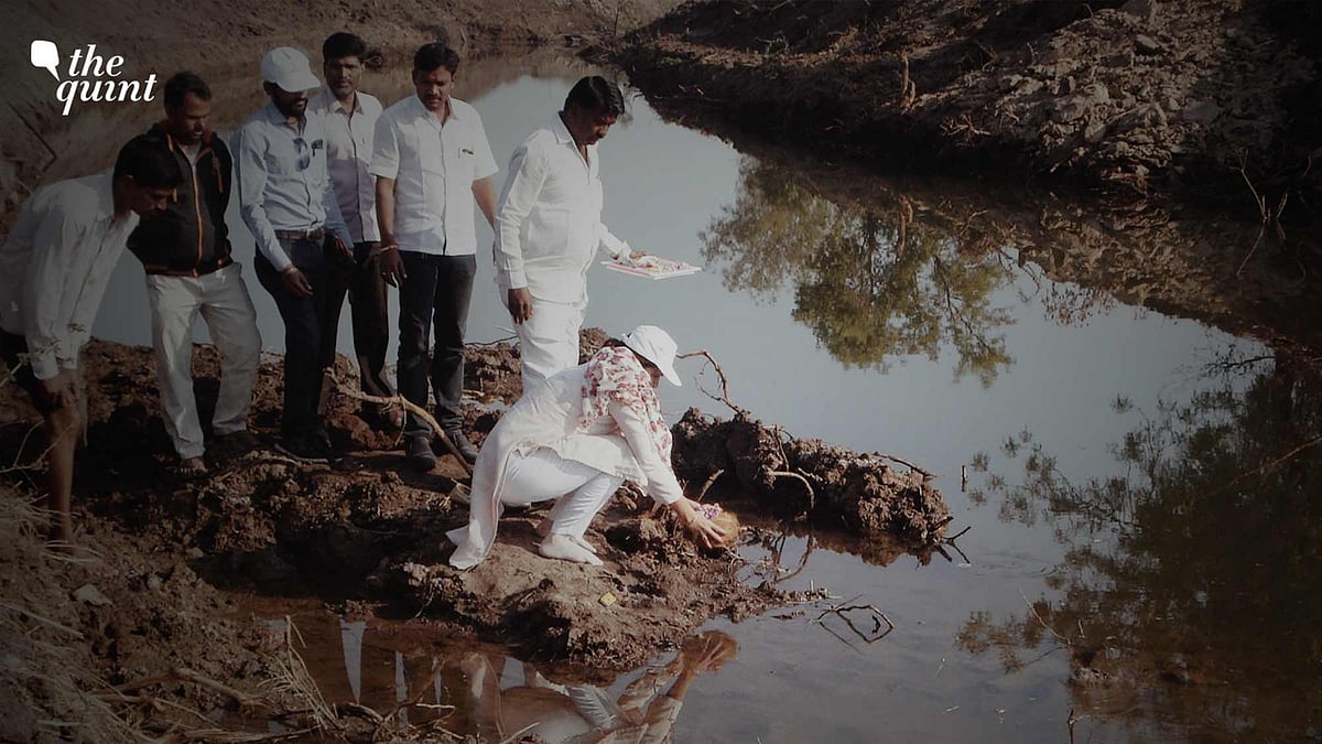 <div class="paragraphs"><p>Nutan Upendra Desai aka Niutanben working with her team.</p></div>