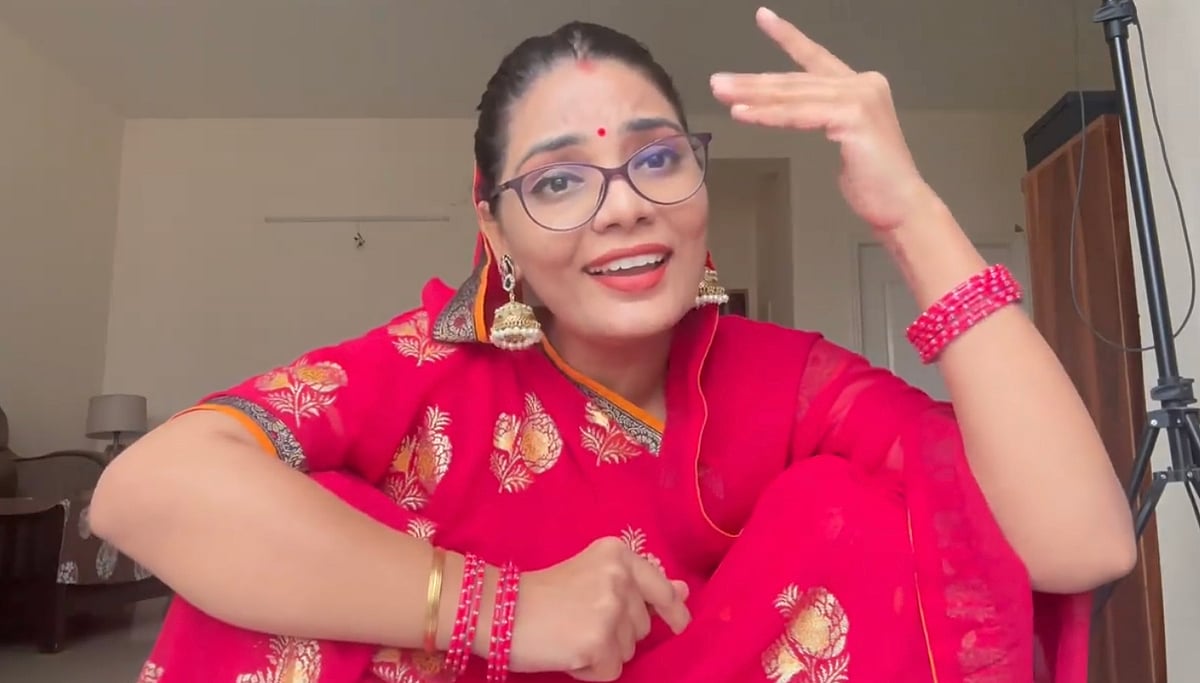 <div class="paragraphs"><p>An FIR has been filed against Bhojpuri singer Neha Singh Rathore on Friday, 7 July, over her tweet condemning the recent urination incident in Madhya Pradesh.</p></div>