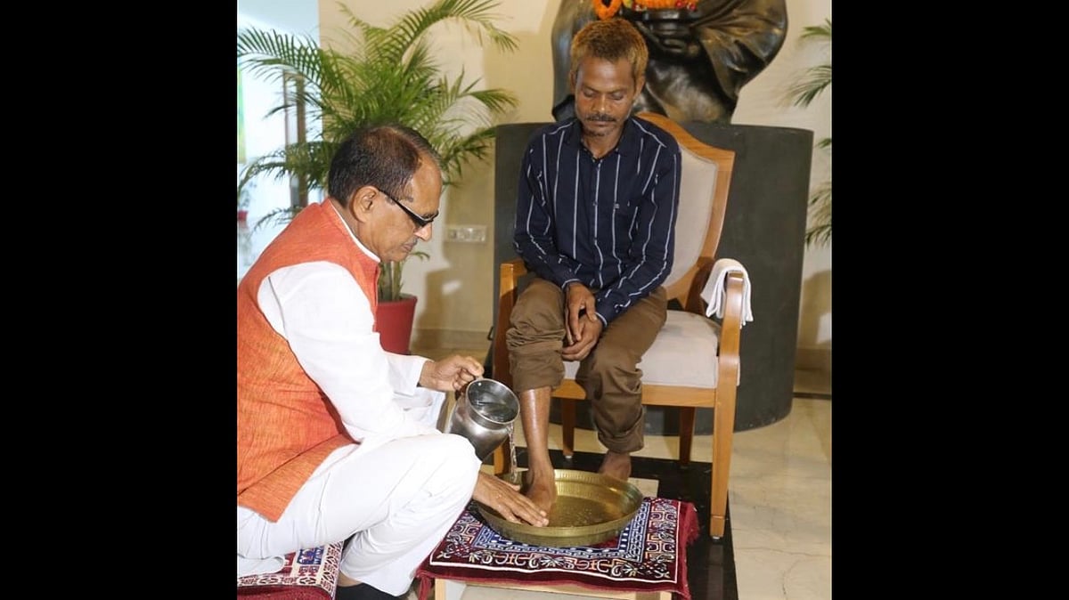 <div class="paragraphs"><p>Madhya Pradesh CM Shivraj Singh Chouhan washing the feet of the victim, Dashmat Rawat.</p></div>