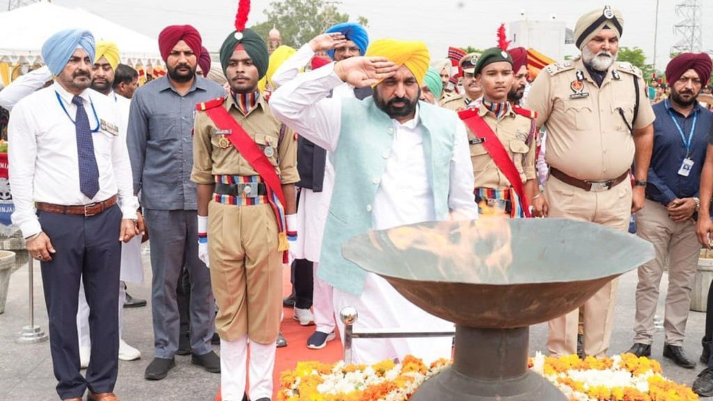 <div class="paragraphs"><p>CM Bhagwant Mann pays homage to Kargil Martyrs</p></div>