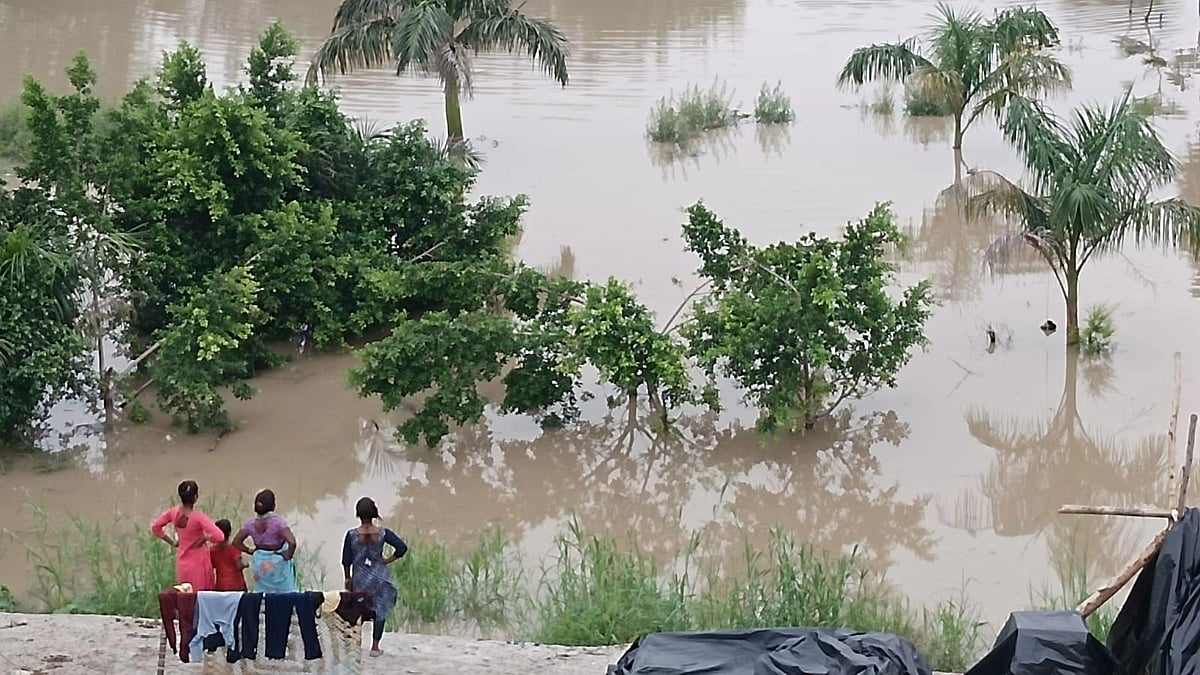 <div class="paragraphs"><p>Even as heavy rains battered the capital city, the water in the Yamuna rose above the danger mark of 205.33 metres on Thursday, 13 July.<strong> </strong>This led to the evacuation of over 150 families living in shanties along the banks of the river under the Nizamuddin bridge in Delhi.</p></div>