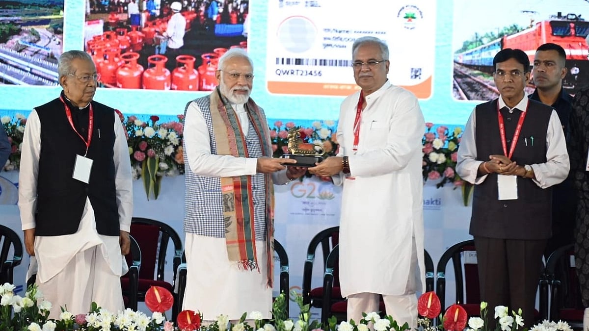 <div class="paragraphs"><p>CM Bhupesh Baghel welcoming PM Modi in Raipur. </p></div>