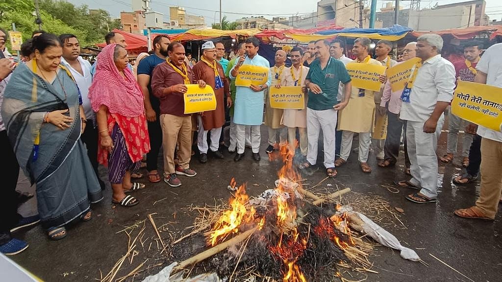 <div class="paragraphs"><p> The Aam Aadmi Party (AAP) on Wednesday, 5 July organised protest rallies at multiple locations in New Delhi and burnt effigies of the Central government's ordinance on control of services in the national capital.</p></div>
