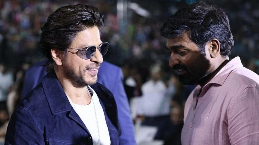 <div class="paragraphs"><p>SRK and Vijay at Jawan event. </p></div>