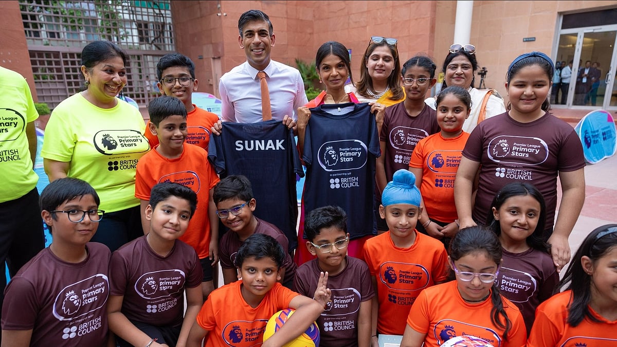 <div class="paragraphs"><p>UK PM Rishi Sunak and his wife Akshata Murthy, met schoolchildren at the British Council headquarters in Delhi.</p></div>