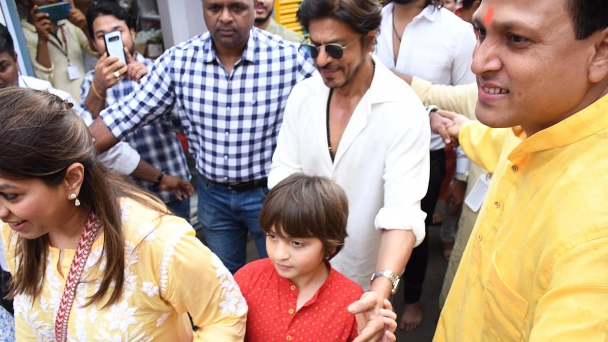 <div class="paragraphs"><p>SRK Visits Lalbaugcha Raja with AbRam to Seek Ganpati Bappa's Blessings</p></div>