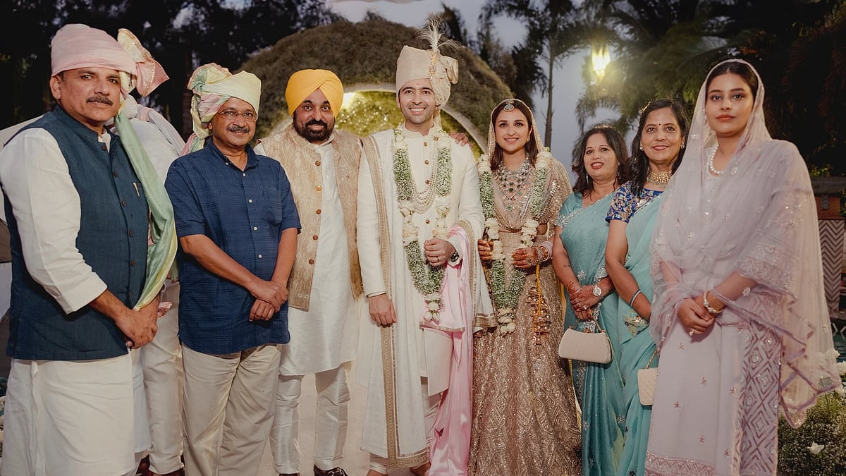 <div class="paragraphs"><p>Raghav and Parineeti posed with Punjab CM Bhagwant Mann, Delhi CM Arvind Kejriwal and their families for a group photograph.</p></div>