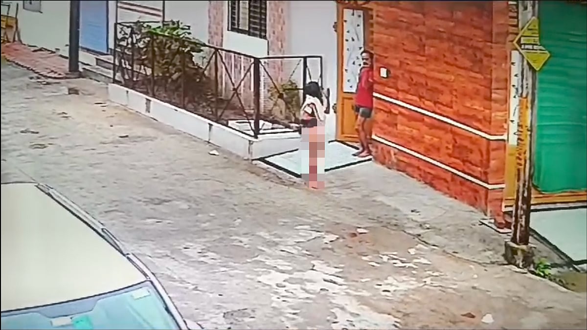 <div class="paragraphs"><p>In a shocking video that surfaced online on Wednesday, 27 September, a 12-year-old <a href="https://www.thequint.com/gender/dalit-woman-assaulted-stripped-naked-bihar-latest-news">rape survivor </a>was seen walking from door to door seeking help, in <a href="https://www.thequint.com/topic/rape-cases">Madhya Pradesh's Ujjain</a>.</p></div>
