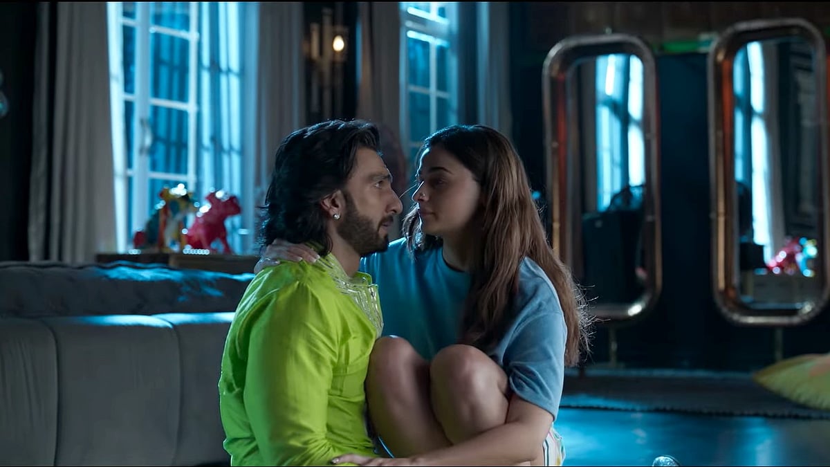 <div class="paragraphs"><p>Alia Bhatt and Ranveer Singh in a still from the deleted scene.</p></div>