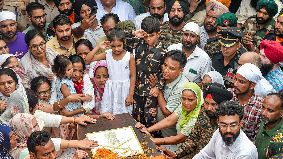 <div class="paragraphs"><p>Photos: Families Bid Farewell to Army Officers Martyred in J&K's Anantnag</p></div>