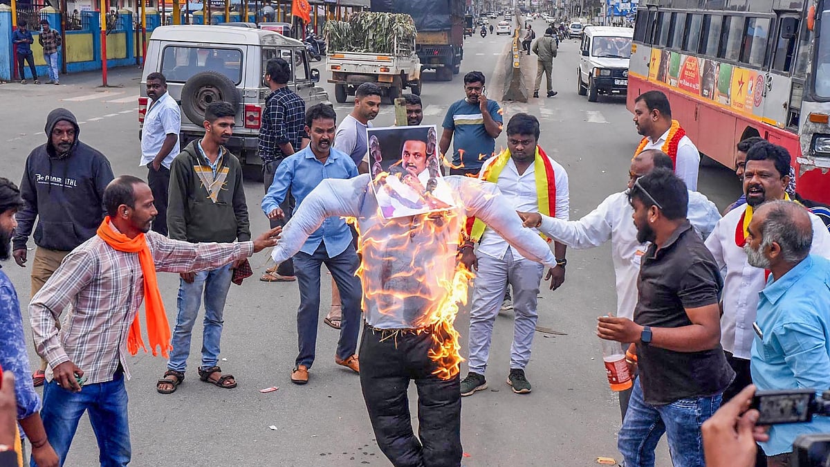 <div class="paragraphs"><p>Pro-Kannada activists burn an effigy of Tamil Nadu CM MK Stalin amid the Karnataka bandh, in Chikmagalur on Friday, 29 September.</p></div>